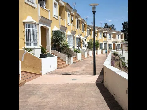 Chalet adosado en pasaje desfiladero los Gaditanes, 43
