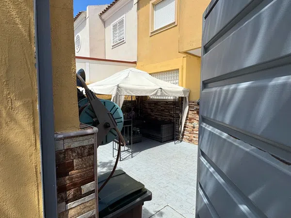 Chalet adosado en Calle Grecia, 25 - Foto 1