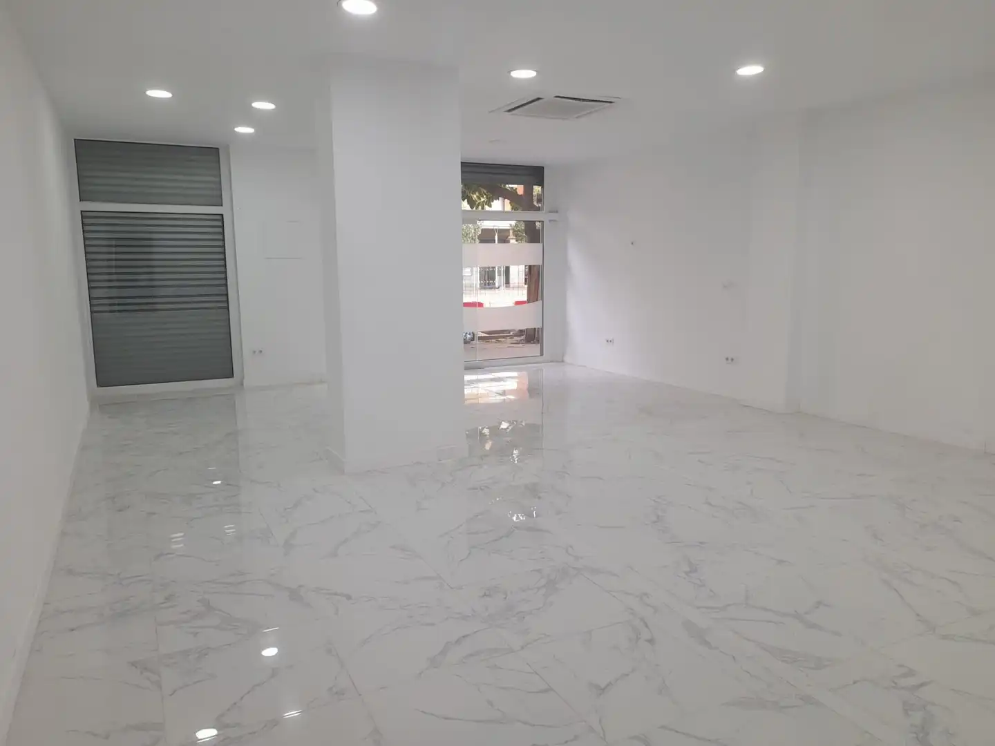Local comercial en  CORNELLA - Foto 2