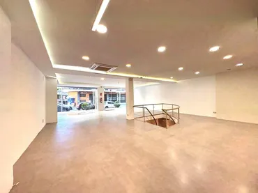 Local comercial en  Avenida Lluís Companys 15 - Foto 1