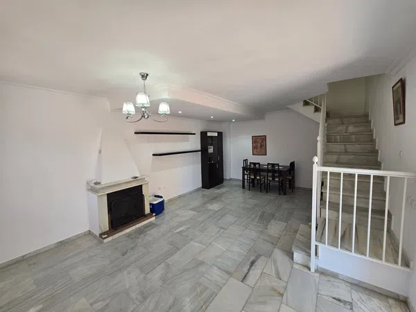 Chalet pareado en Gines - Foto 1