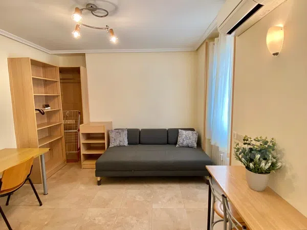 Estudio en calle Virgen de los Reyes, 11