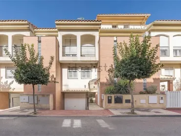 Casa adosada en  Calle Santiago Grisolía 20 - Foto 4