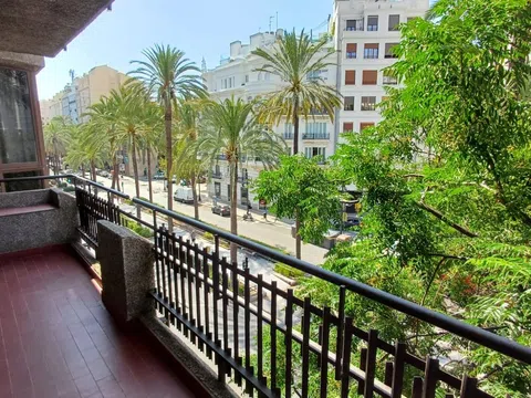 Piso en avenida del Regne de València, 47