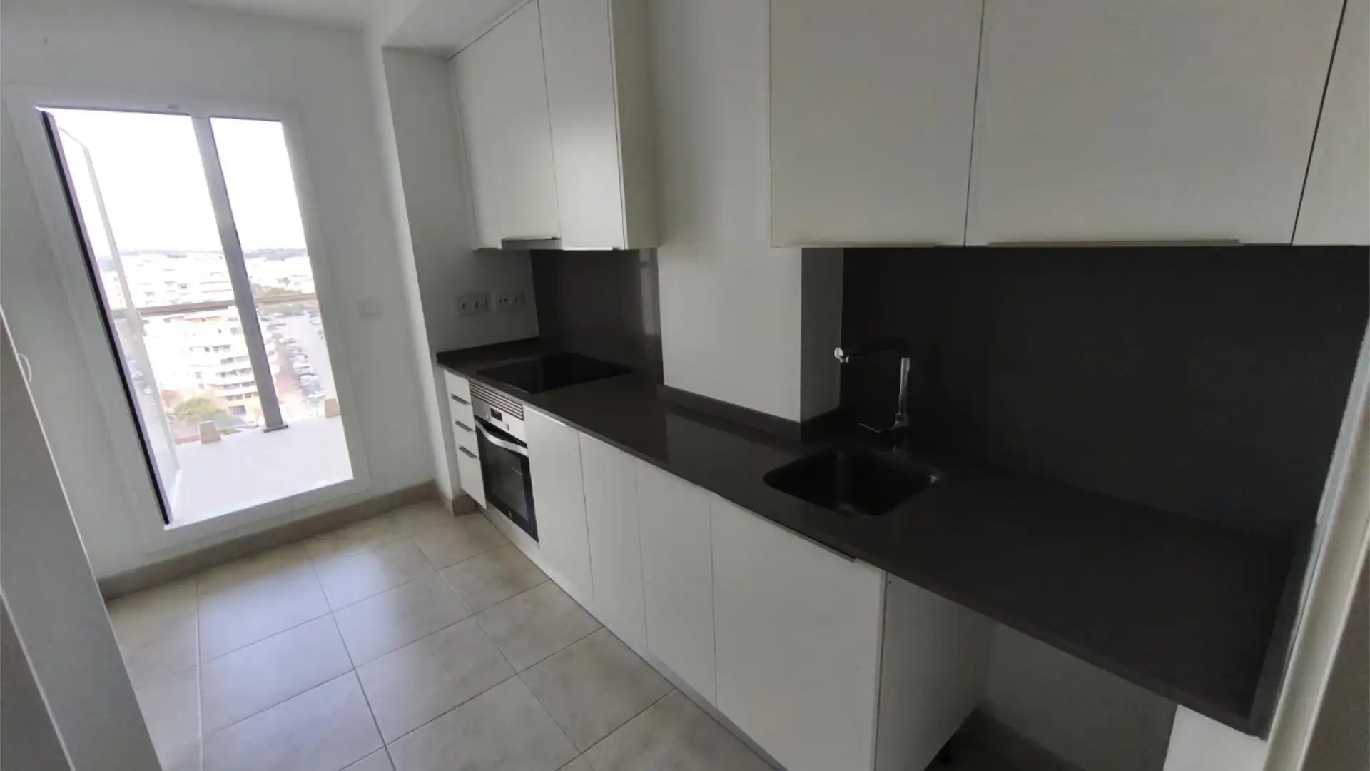 Piso en  Avenida Reina Sofía 40 - Foto 2