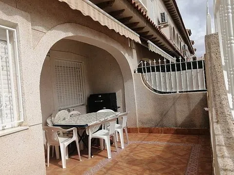 Chalet pareado en calle Tribunas, 3