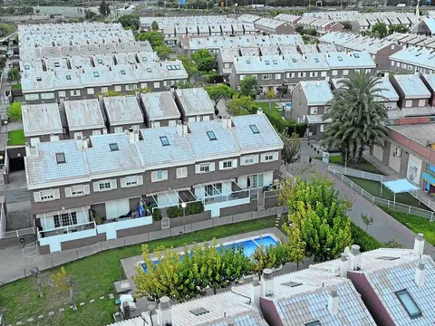 Chalet adosado en calle Álamo, 68