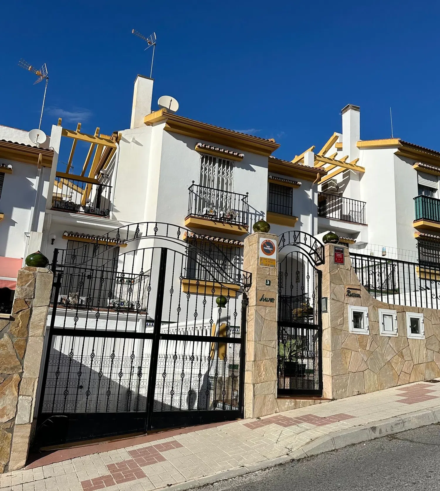 Chalet adosado en calle Andrés Segovia, 3 - Foto 1