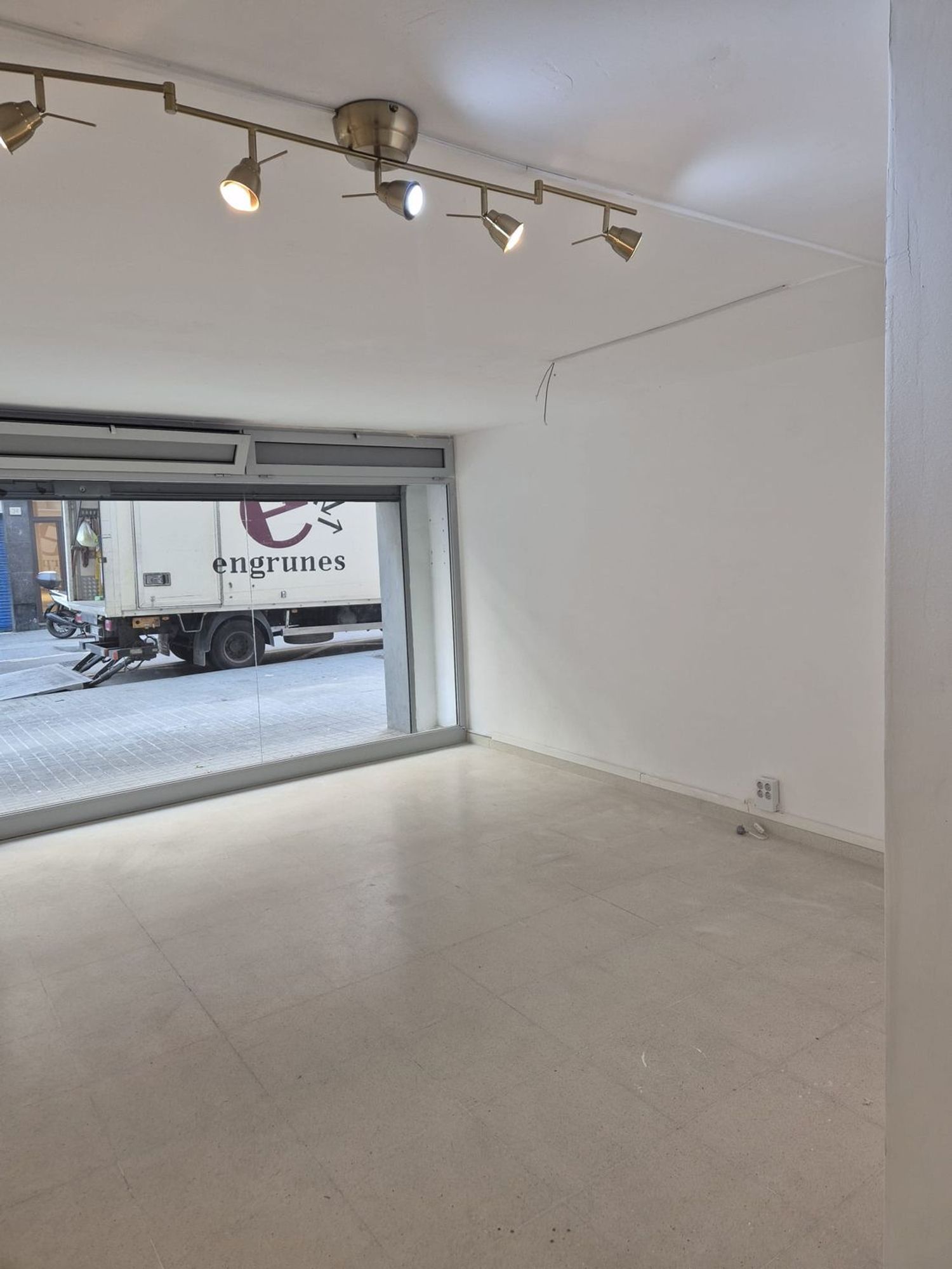 Local en jacint verdaguer - Foto 3