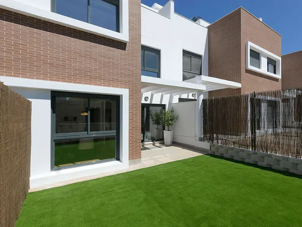 Chalet pareado en calle Nigeria, 2