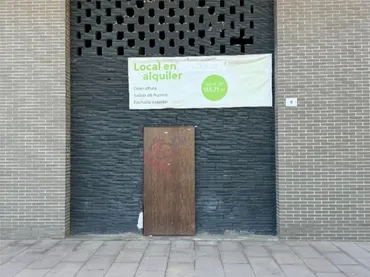 Local comercial en  Carrer Ángeles Santos 8 - Foto 1