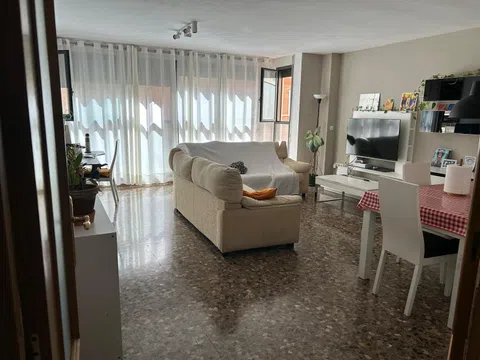 Piso en calle de Carcaixent, 32
