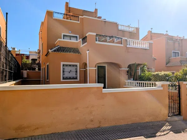 Chalet adosado en Calle Laguna de Fuentilleja, 514 - Foto 1
