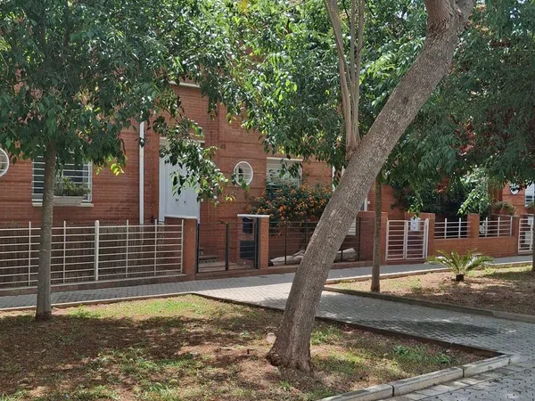 Chalet adosado en Avenida de las Ciencias - Foto 1