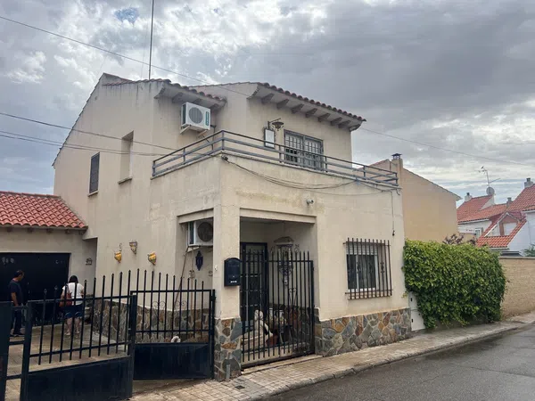 Chalet adosado en Calle Juan Miró, 4 - Foto 1