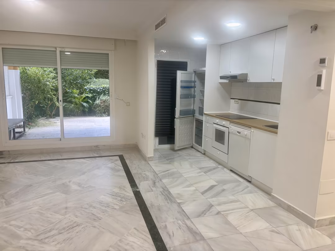 Planta baja en  Avenida Príncipe Salman 15