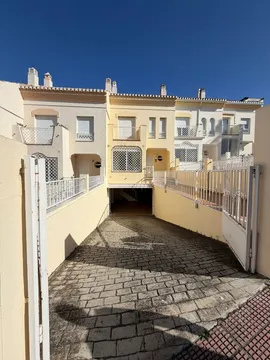 Casa adosada en  Avenida Pinos de los 18 - Foto 2