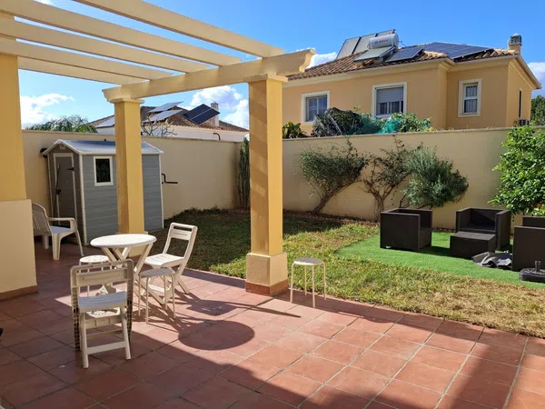 Chalet pareado en calle Irlanda, 3