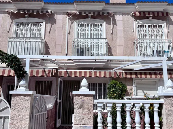 Chalet adosado en Calle Elda, 99 - Foto 1