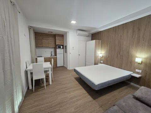 Estudio en calle Quintana, 25