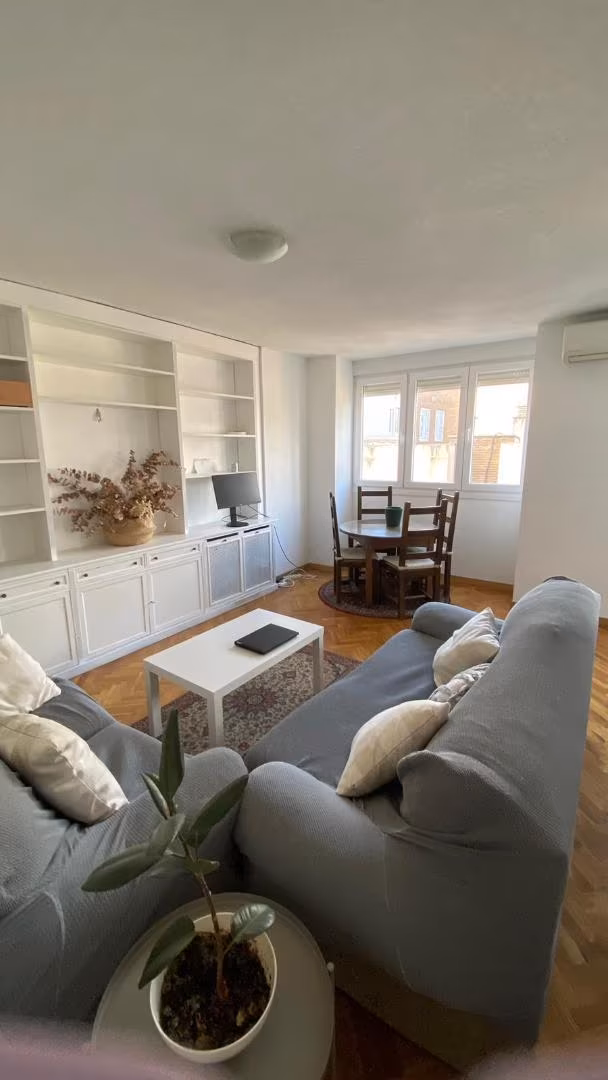 Piso en  Calle de la Infanta María Teresa 18