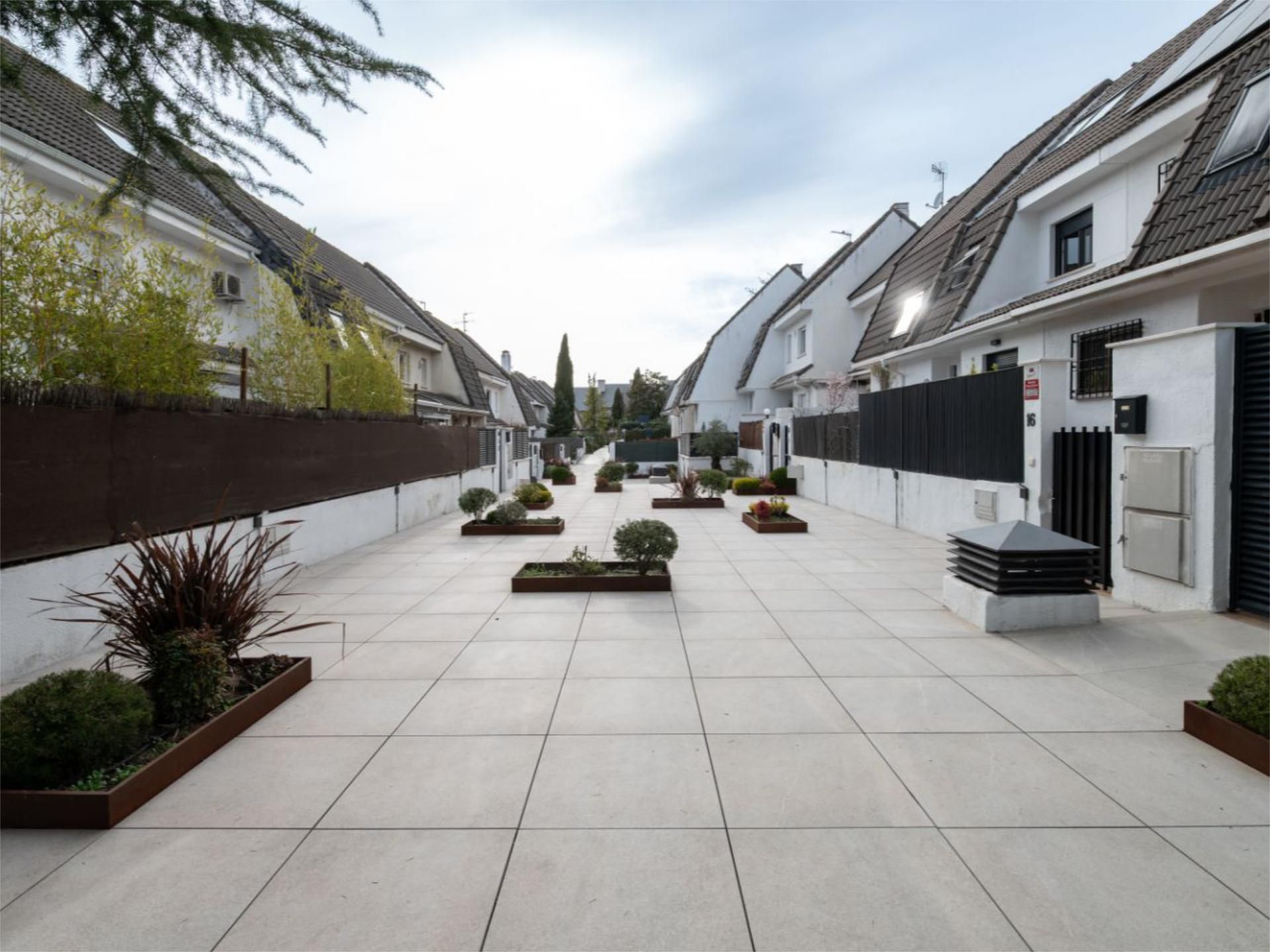 Casa adosada en  Calle Eugenia del Pozo 1 - Foto 40