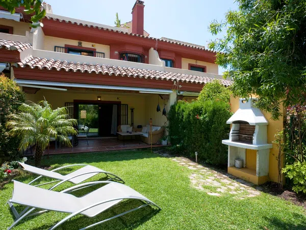 Chalet adosado en calle Santillana del Mar, 11