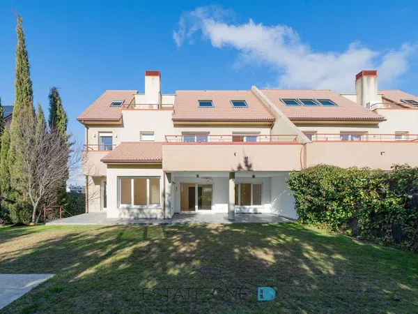 Chalet pareado en calle Jimena Menéndez Pidal