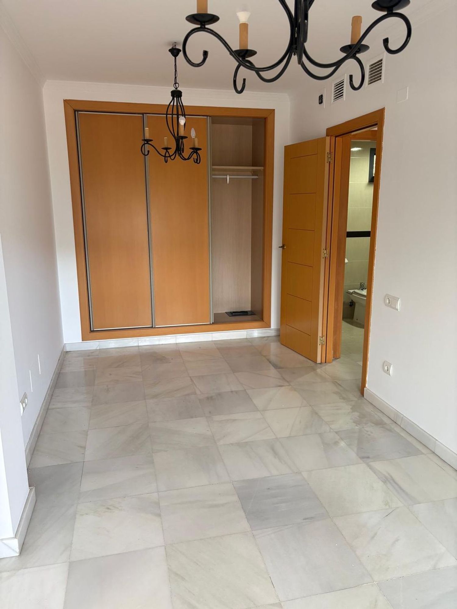 Chalet adosado en Avenida de los Abedules, 19 - Foto 6