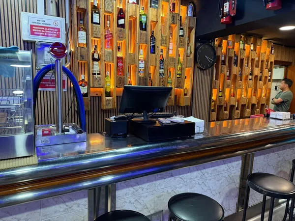 Bar de copas en traspaso en Calle de Diògenes - Foto 1