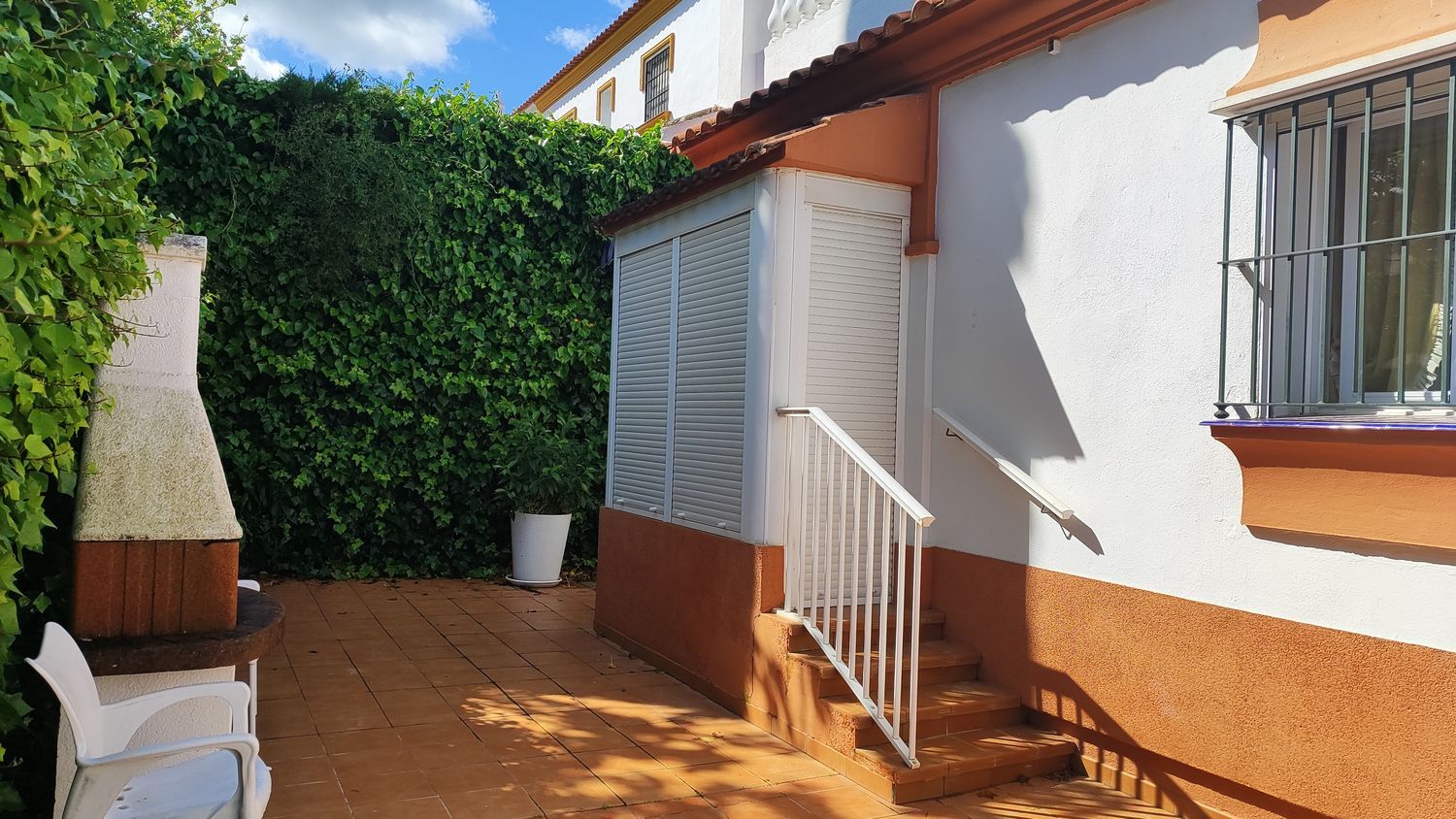 Chalet pareado en Gines - Foto 2