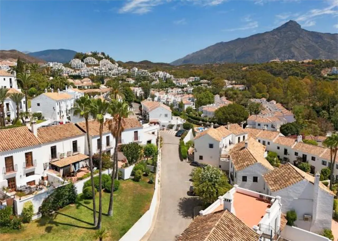 Casa adosada en Aloha - Foto 2