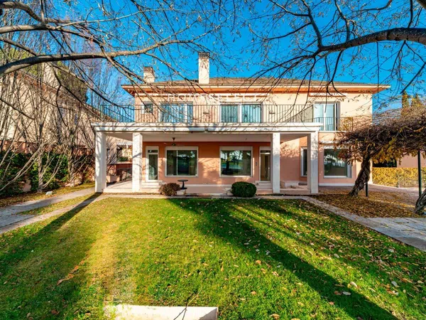 Casa independiente en avenida de Miraflores