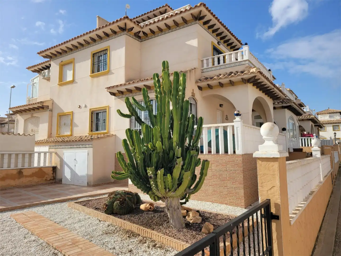 Casa adosada en  Calle Castillo de la Mola 1 - Foto 2
