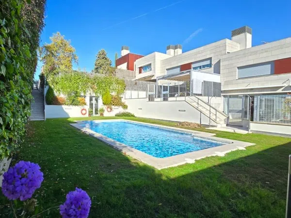 Chalet adosado en calle de la Begonia, 34