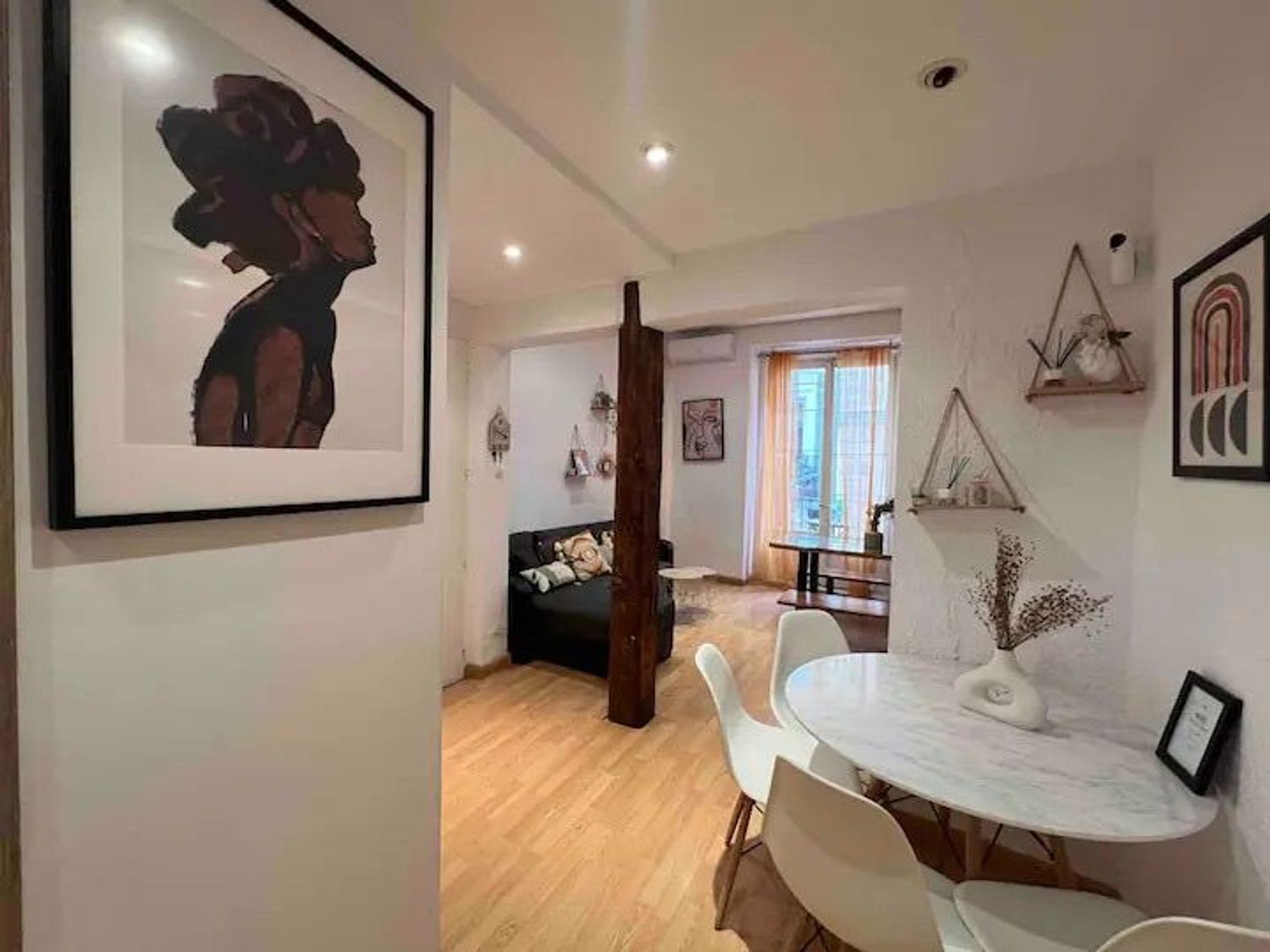 Piso en calle de Jesús y María, 14