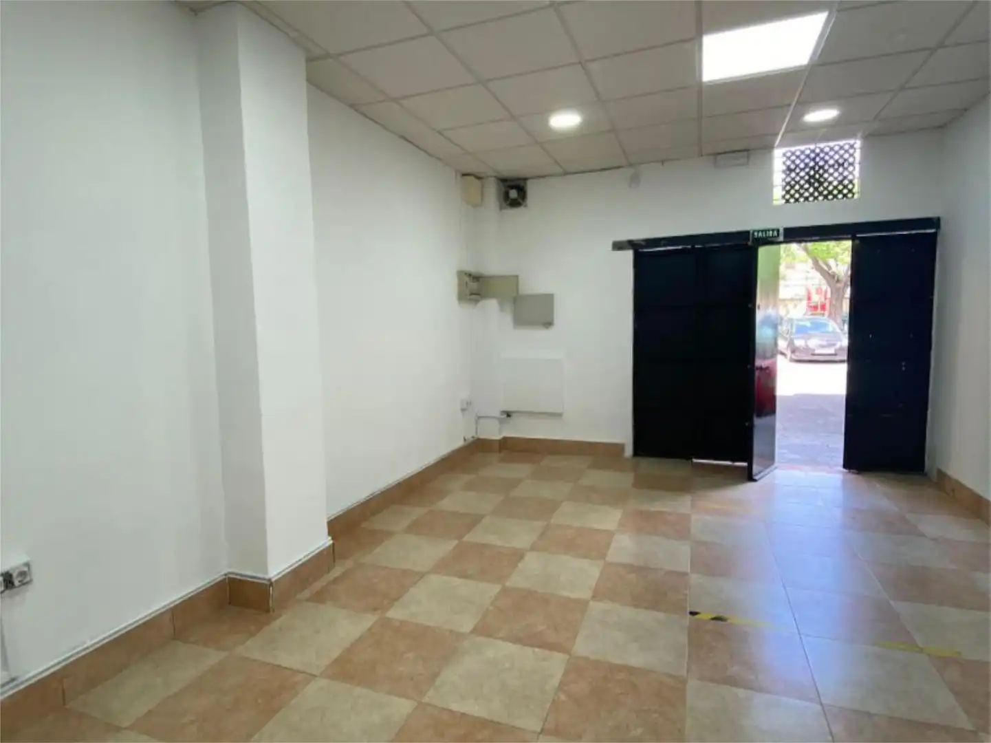 Local comercial en  Calle Puerto de Envalira 8 - Foto 3