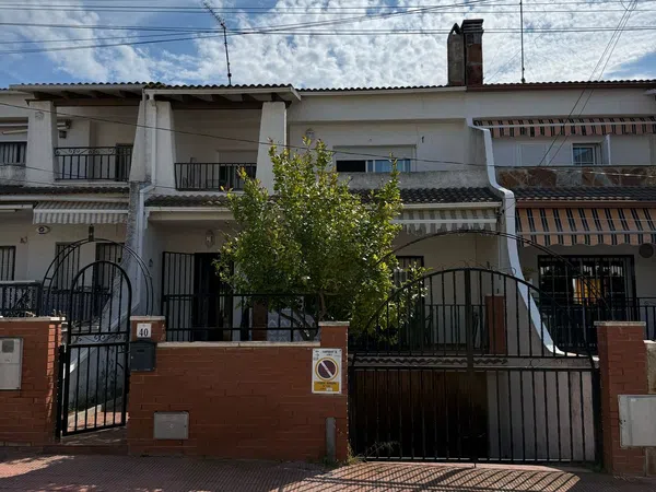 Chalet adosado en calle de les Basses, 40 - Foto 1