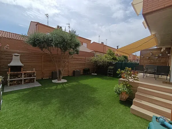 Chalet adosado en Cortes - Foto 1