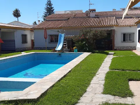 Chalet pareado en avenida de la Axarquía, 3