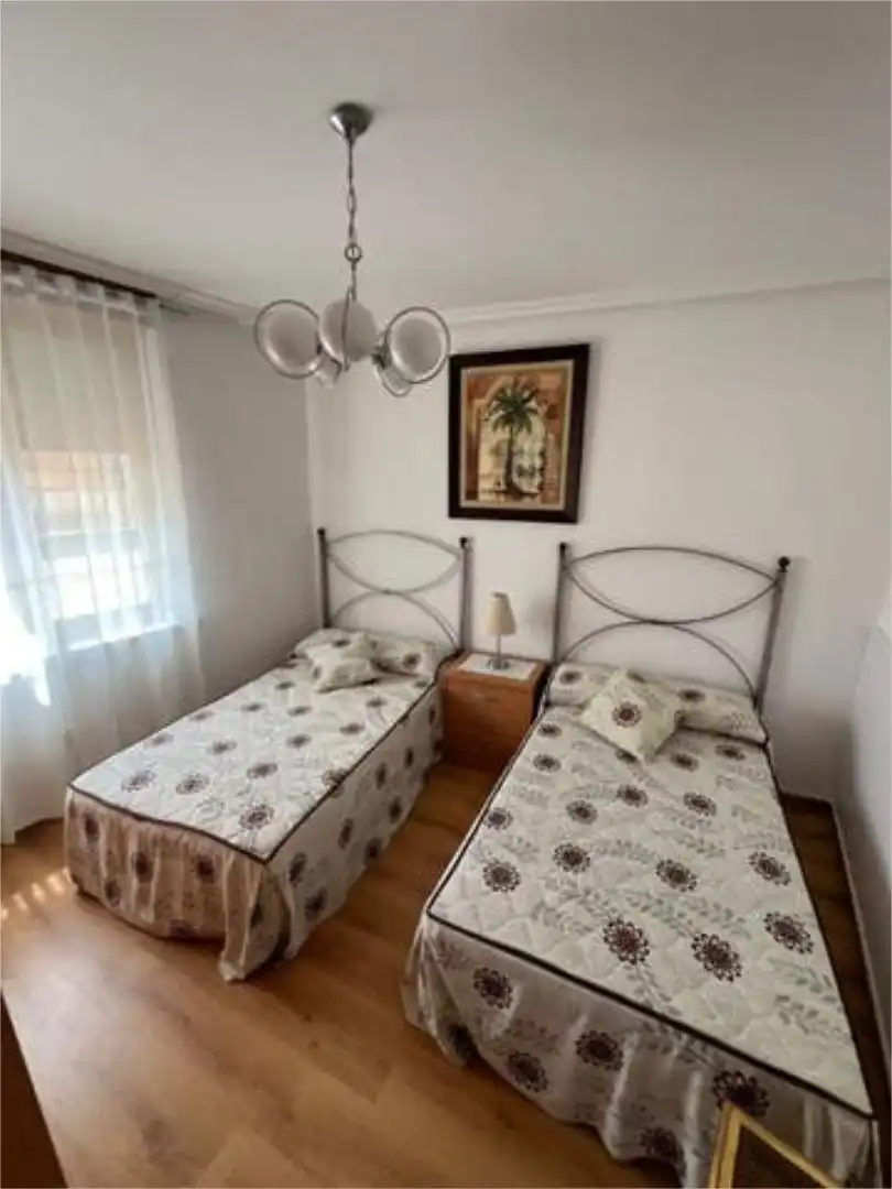 Chalet en casi en el centro del pueblo - Foto 3