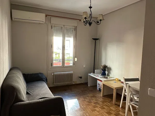 Piso en calle de Guzmán el Bueno, 63 - Foto 2