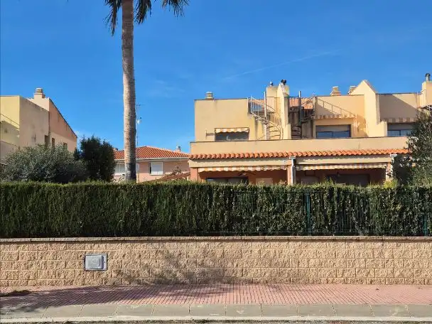 Casa adosada en  Carrer de Miquel Martí i Pol 2 - Foto 8
