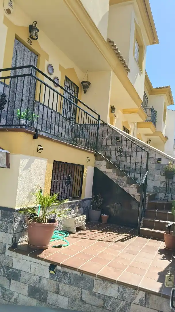 Casa adosada en  Calle Clara Campoamor 32 - Foto 2