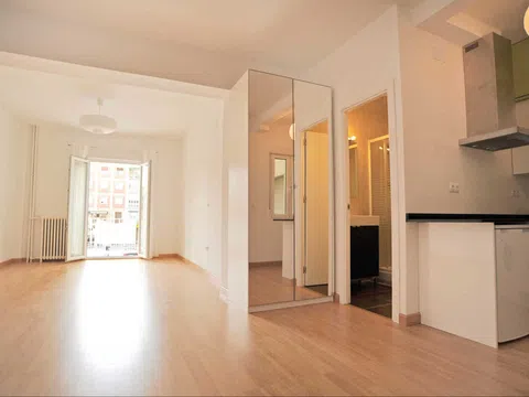 Estudio en plaza Virgen del Romero, 7