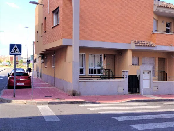 Chalet adosado en Plaza Violonchelista Miguel Ángel Clares+, 42 - Foto 1