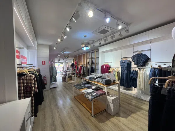 Tienda de ropa en calle de Francesc Layret, 20 - Foto 1