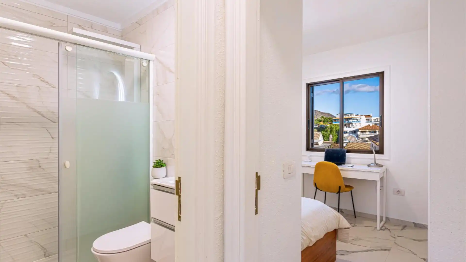 Casa adosada en  Calle Armiche 28 - Foto 1