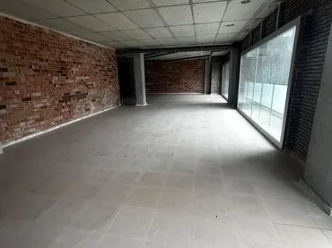 Local comercial en Cornellà de Llobregat - Foto 1