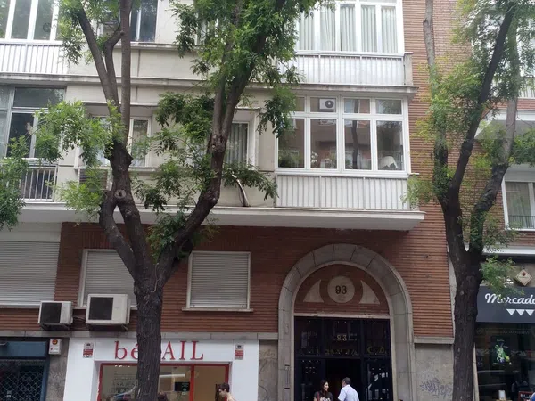 Piso en calle de Guzmán el Bueno, 93
